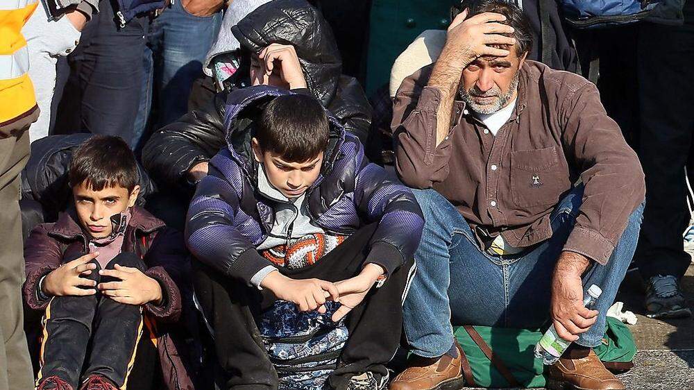 Flüchtlinge warten in Spielfeld auf die Weiterreise