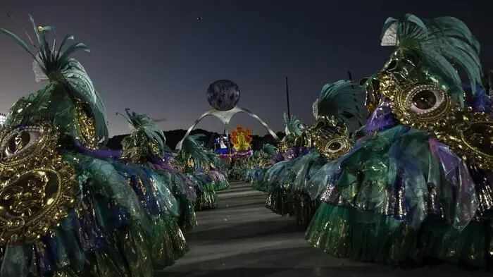 Heiße Rhythmen, Tausende Kostümierte und lautstarke Samba-Klänge: In Rio de Janeiro begeistern verschiedene Sambaschulen bei den weltberühmten Umzügen im Sambodrom.