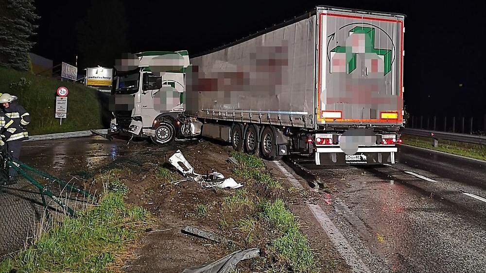 Der Lkw durchbrach die Leitschiene, das Führerhaus kam am anschließenden Werksgelände zu stehen