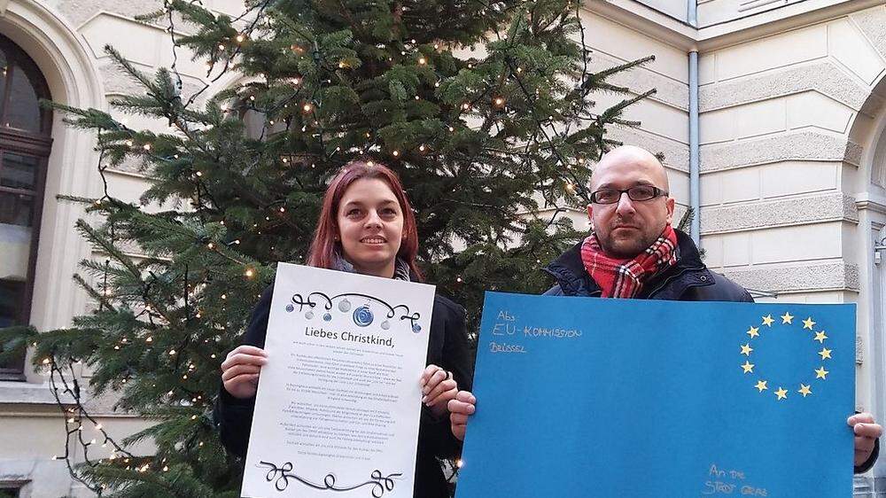 Die Piraten Katharina Kiss und Philip Pacanda mit dem blauen Brief der EU und einem Brief ans Christkind