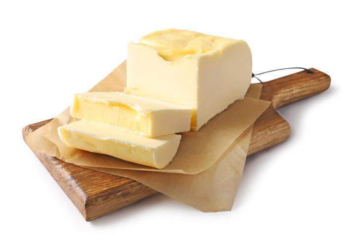 Man kann die Butter vorher etwas glattrühren oder nimmt einfach direkt weiche Butter aus der Verpackung