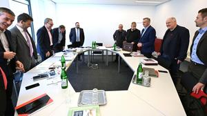 Die Chefverhandler auf Gewerkschaftsseite Reinhold Binder (PRO-GE) und Karl Dürtscher (GPA) sowie der Chefverhandler des Fachverbandes Metalltechnische Industrie Johannes Collini (3.v.l.) am Montag | Die Chefverhandler auf Gewerkschaftsseite Reinhold Binder (PRO-GE) und Karl Dürtscher (GPA) sowie der Chefverhandler des Fachverbandes Metalltechnische Industrie Johannes Collini (3.v.l.) am Montag