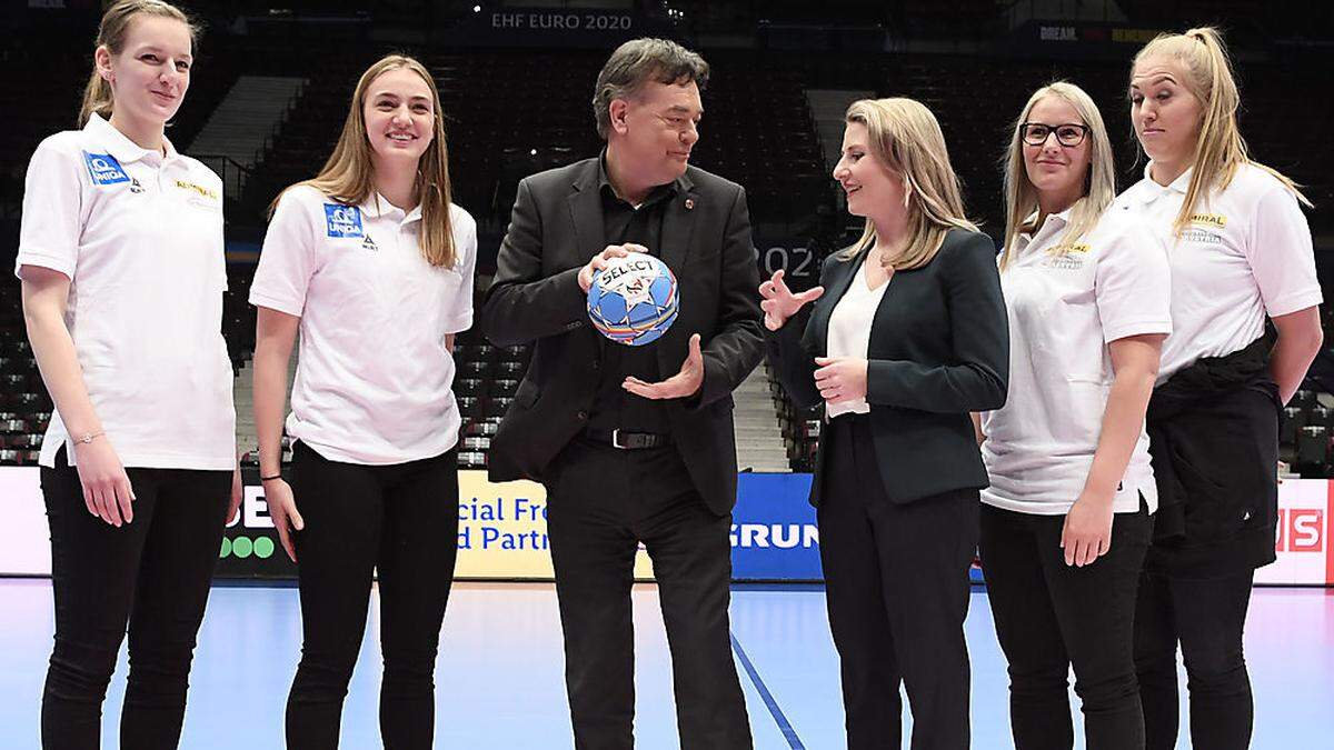 Vizekanzler Kogler übt sich bereits als Handballer