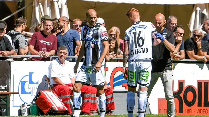 Denkbar schlecht begann für den SK Sturm die Cuppartie in Hard. Bereits nach acht Minuten musste Martin Ovenstad (Nummer 16) verletzungsbeding den Platz verlassen.