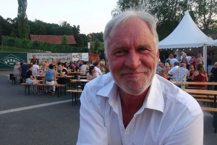 Die annähernd 40 Mitglieder des gemeinnützigen Kulturvereins „IG Welsch“ unter Regie von Hannes Zweytick (Bild) legten sich gehörig ins Zeug, um mit dem Erlös aus der Bewirtung der Gäste Mittel für sozial-karitative zur Verfügung stellen zu können.