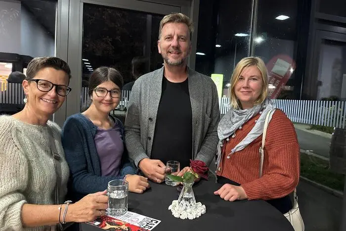 Auf der Bühne glänzten Erika Venus, Gudrun Puchas, Manuel Gruber, Petra Kollegger, Jürgen Haubenhofer, Stefanie Janser, Wolfgang Scheiber und Hermine Walcher in ihren Rollen