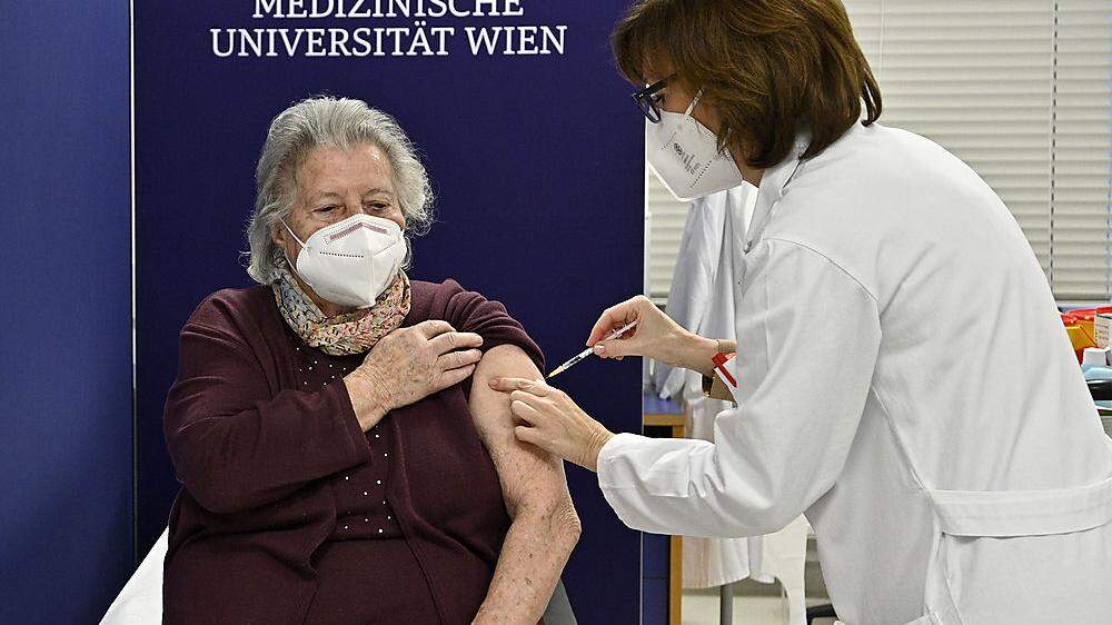 Die erste Impfung gegen das Coronavirus in Österreich wurde einer Frau über 80 Jahre von Ursula Wiedermann-Schmidt verabreicht