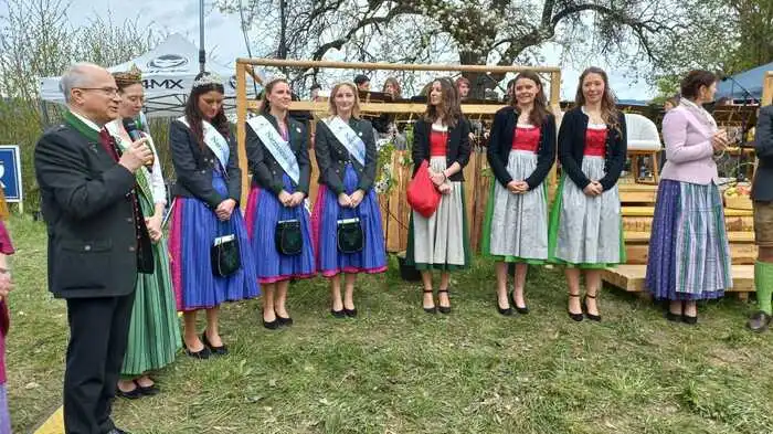 Zum ersten Mal nach der Corona-Pause trafen einige steirischen Hoheiten wieder zusammen - beim großen Apfelblütenfest in in Puch.
