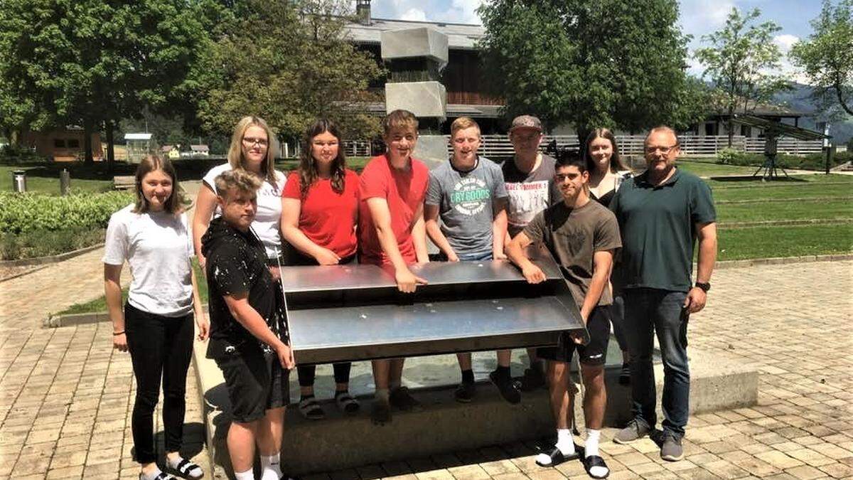 Schülerinnen und Schüler der LFS Goldbrunnhof mit einem Zellensegment