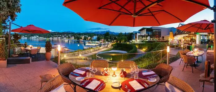 Eine Terrasse an einem See mit gedeckten Tischen