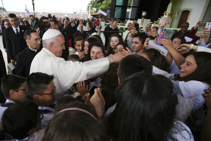 Zum Auftakt des zweitägigen Besuchs wurde der Papst in Monte Real zunächst von Präsident Marcelo Rebelo de Sousa empfangen. Dann ging es per Hubschrauber zum Fußballstadion von Fatima und von dort aus mit dem Papamobil zum Heiligtum.