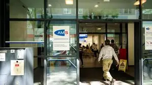 Person geht ins AMS hinein