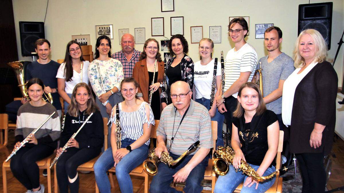 Die Jugend der BMK Kainachtal bei der Probe mit Sax Kapellmeister Peter Wipfler (vorne sitzend) und Obfrau Edith Marcher (rechts)