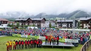 Hubschrauber-Crew, echte Bergretter und die Schauspieler samt Fans in Ramsau am Dachstein
