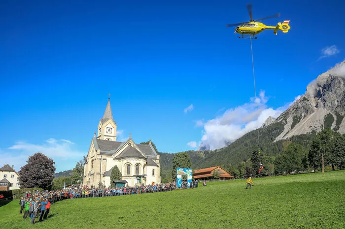 Den Fans wurde viel Action geboten, wie zum Beispiel ein Tauflug von Sebastian Ströbel.
