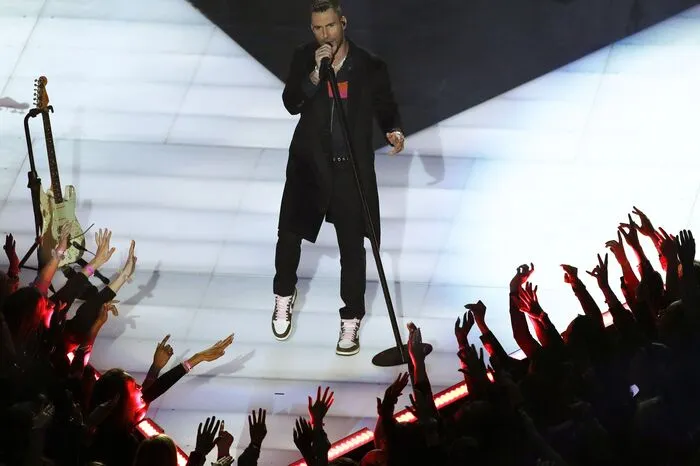 Zur Halbzeit wurde es dann spannend: Maroon 5 spieltezunächst "Harder to Breathe" und dann weitere Klassiker wie "This Love" und "She Will Be Loved". Mit der Zeit ...