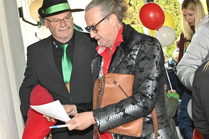 Kanzler Peter Lanz und Moderator Walter Widemair: Wo ist der Text schon wieder?