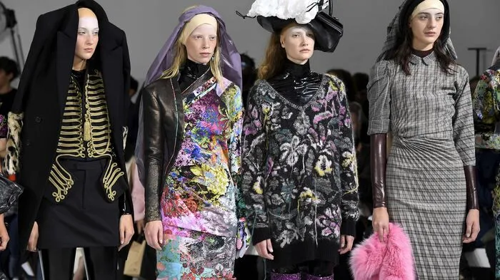 Die belgischen Designer A.F. Vandevorst setzen bei ihrer Herbst-/Winterkollektion 2018 auf avantgardistischen Look. Auch Müllsäcke kommen dabei zum Einsatz.