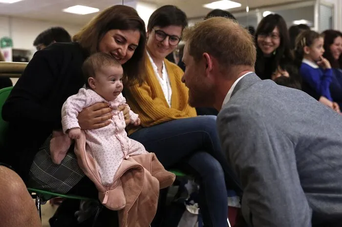 Außerdem freundete sich der Royal, der in wenigen Wochen mit seiner Frau, Herzogin Meghan, das erste Kind erwartet, mit einem drei Monate alten Baby an.