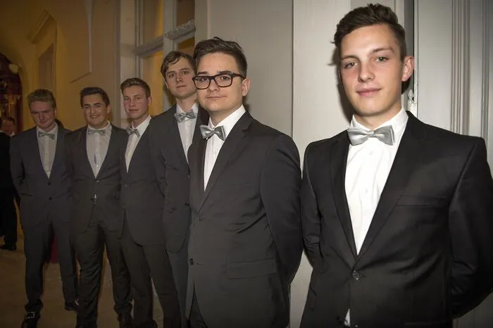 Vorgestellt von Klassenvorständin Ursula Paar, präsentierten sich die "Prinzessinnen" und ihre Tanzpartner mit einer originellen Polonaise