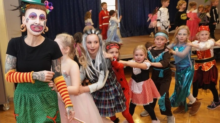 Ein lustiger Clown führte am Beginn des Maskenballs alle - vom Baby bis zum Teenager - zu den Klängen der Polonaise durch den Gemeindesaal.