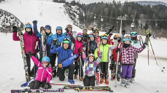 „Ski4you“-Family-Days: Die Kinder mit Fritz Strobl, Markus Brandstätter (Nassfeld), Christian Snurer (UNIQA) und Christoph Wallner (Kleine Zeitung)