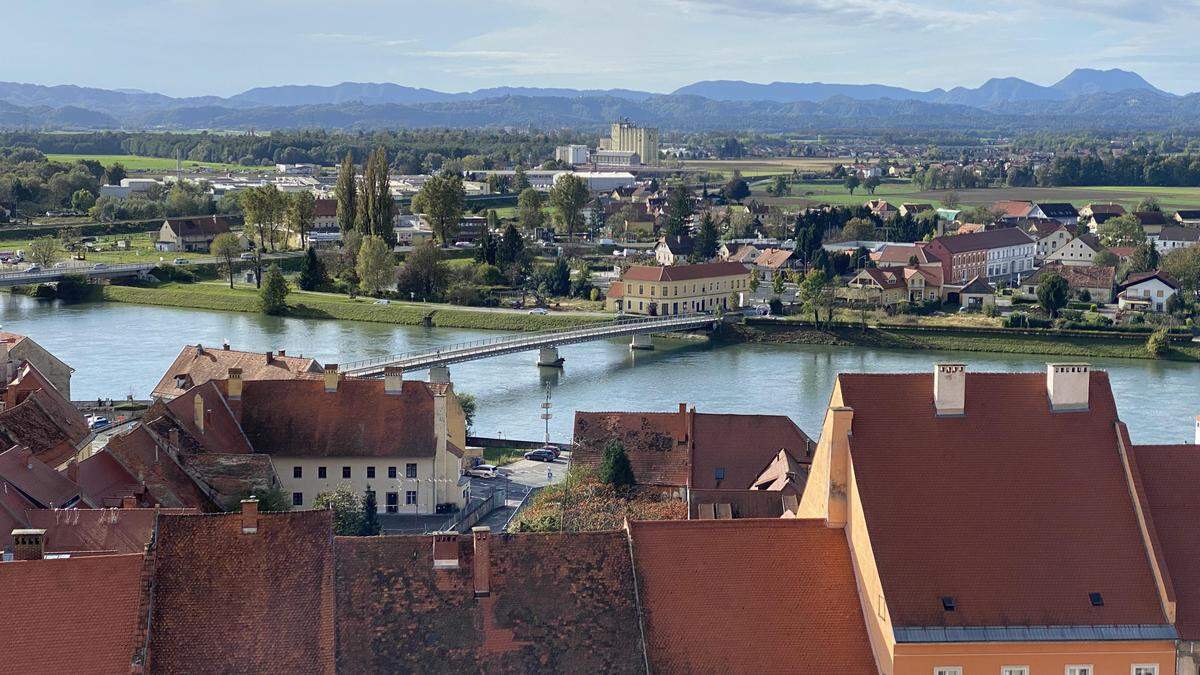 Ein Aufstieg, der sich lohnt: Vom Schloss aus bietet sich ein spektakulärer Panorama-Blick auf Ptuj und die Drau. Das Museum Ptuj-Ormož zählt zu den beliebtesten Sloweniens 
