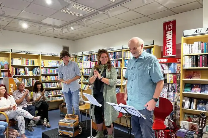 Tobias und Birgit Schmidpeter sowie Hans T. Tafner umrahmten die Lesung musikalisch. 