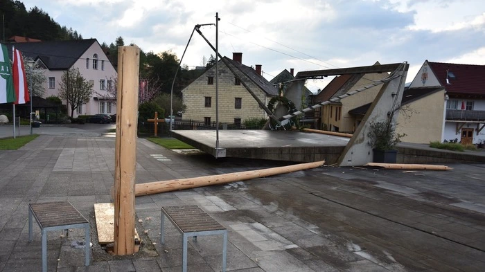 Der Maibaum fiel auf die Bühne am Marktplatz und hat dabei die Sonnensegel massiv beschädigt. 