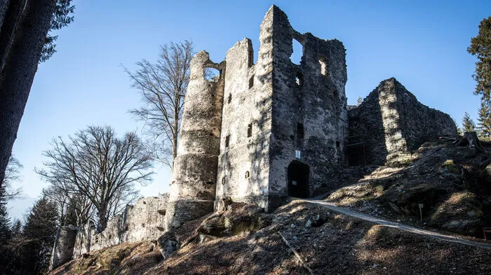 Eichelberg (oder Aichelberg, es existieren beide Schreibweisen) liegt in einem Wald im Nordosten des Gemeindegebietes und taucht erstmals in Dokumenten aus dem frühen 13. Jahrhundert auf.