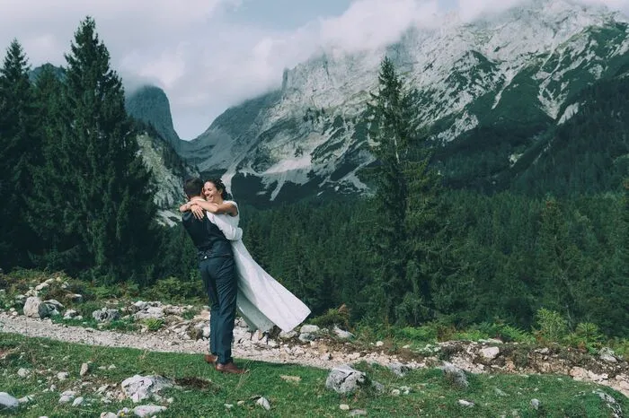 Platz 5: Tirol/WochenbrunneralmWilder Kaiser im Hintergrund, Liebe im Vordergrund: das Ehepaar Julia und Roman. Fotografin: Barbara Weber (Wiesing, Tirol)  