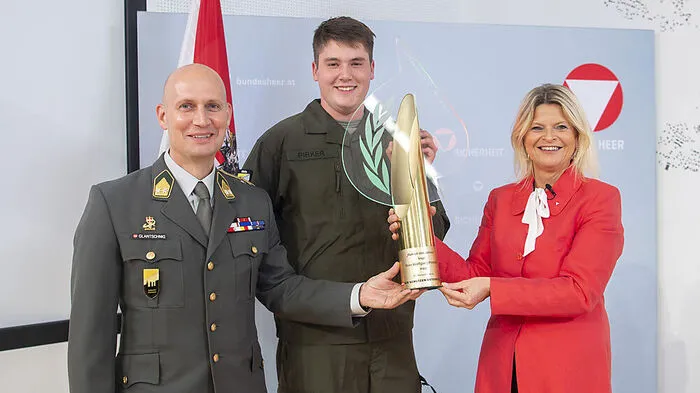 V.l. Oberstleutnant Herwig Glantschnig (Pionierbataillons 1),  Rekrut Wolfgang Pirker und Ministerin Klaudia Tanner.