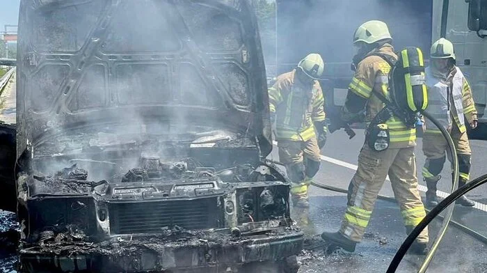 Die Freiwillige Feuerwehr Feldkirchen konnte den Brand rasch löschen. Am Auto entstand aber Totalschaden. Klicken Sie  sich durch die Bilder