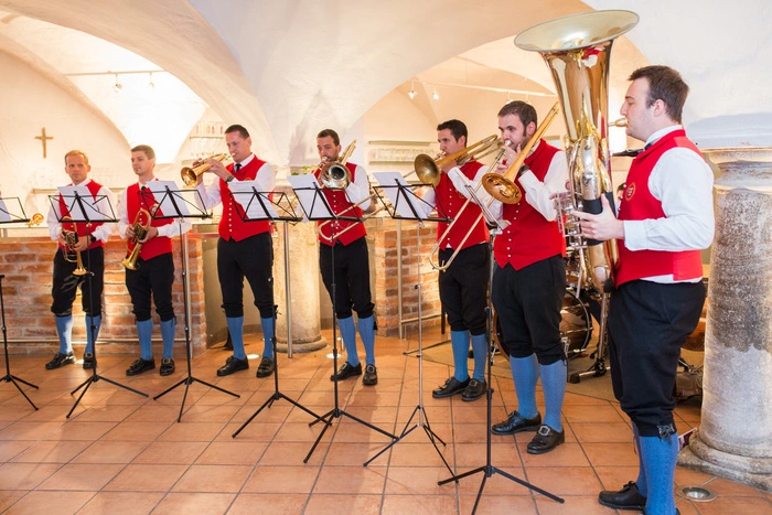 Die Alt-Lavanttaler Trachtenkapelle mit Kapellmeister Adolf Streit stimmte das Publikum auf einen Sommer voller musikalischer Leckerbissen ein. 