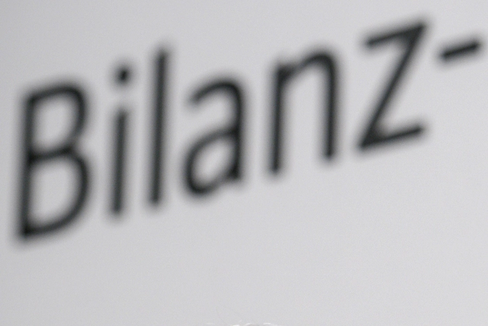 Meistens am Ende des Geschäftsjahres, das nicht immer mit dem Kalenderjahr übereinstimmt, erstellter Gesamtabschluss des Rechnungswesens eines Unternehmens. In der Bilanz werden die Vermögenswerte dem Eigen- und Fremdkapital gegenübergestellt. Die beiden Werte müssen sich dabei gleichen.