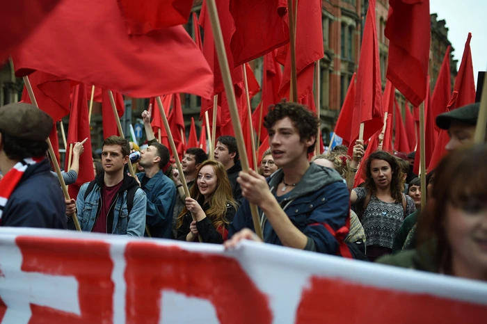 Das Treffen ist auf vier Tage angesetzt. May steht unter Druck, nachdem bei einer von ihr angestoßenen Neuwahl im Juni die Tories die absolute Mehrheit im Unterhaus verloren hatten.
