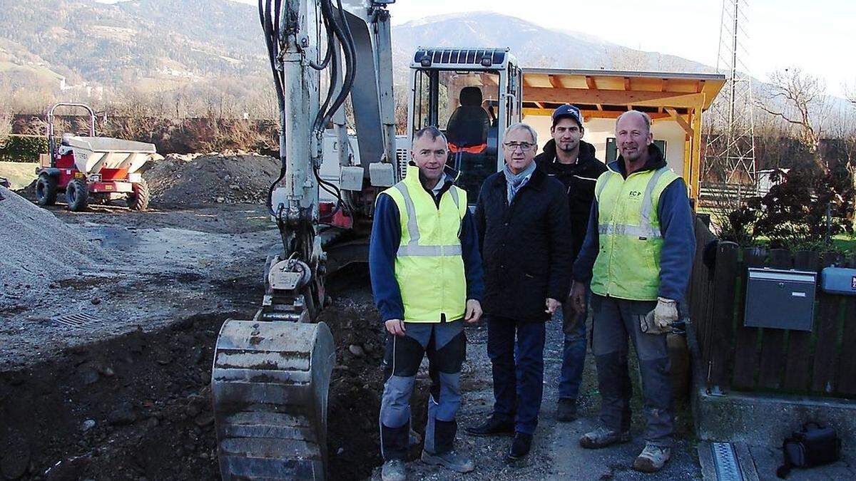 Von links: Richard Rabitsch (Icon Bau). Bürgermeister Hans-Peter Schlagholz, Christoph Hanschitz (Firma Zarfl) und Gerhard Kügele (Icon Bau)