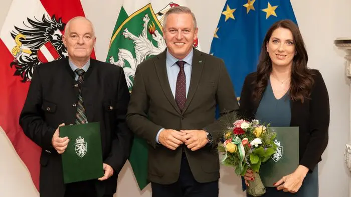 Bernhard Preiner (l.) und Sarah Kastner erhielten Dekrete von Mario Kunasek (Mitte)
