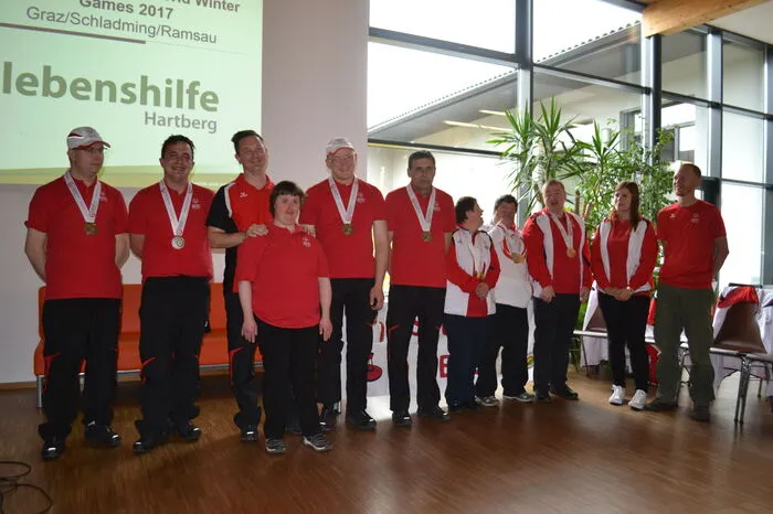 ... sowie Patrick Almbauer, Gerhard Kosla, Christian Reithofer und Robert Ressler mit Trainer Christian Petz vom Integrationszentrum Neudau im Stocksport mehrere Medaillen und Topplatzierungen geholt.