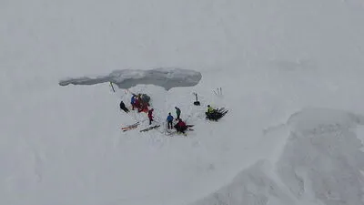 Unter den Füßen den 35-Jährigen tat sich diese Spalte auf