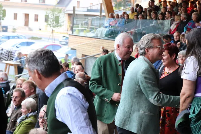 Auch Stammgast und ehemaliger Landeshauptmann der Steiermark Hermann Schützenhofer hat sich die Premiere angeschaut. Mit dabei war auch sein Nachfolger Christopher Drexler.
