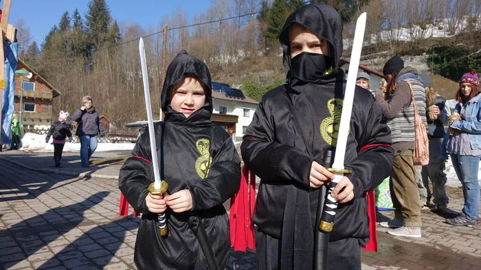 Valentin und Johannes aus Goßdorf haben sich als gefährliche Ninjas verkleidet.