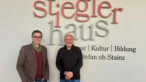 Thomas Sobotka mit August Schmölzer vor dem Stieglerhaus in St. Stefan ob Stainz (v. l.)