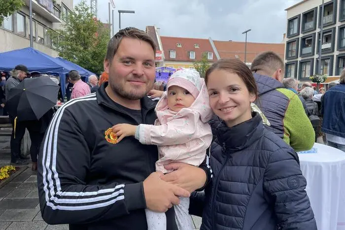 Christian Rattinger (26) aus Spielberg und seine Lebensgefährtin Isabella Reisinger (31) mit Tochter Lisa-Isabella: „Wir wählen FPÖ, weil wir uns eine sichere Zukunft für unsere Familie erwarten.“