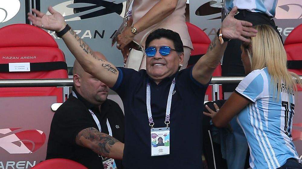 Es herrschte immer Wirbel, wenn Maradona im Stadion saß. Ordner mussten aufpassen, dass er nicht von der Tribüne stürzte