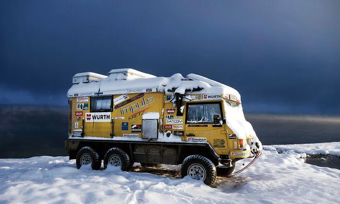 Zwangspause am Bergsee Turumtaikul in Tadschikistan, wo das Pinzgauer-­Team einen ersten winterlichen Härtetest bestand 