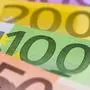 Euro Banknoten Euro Geldscheine liegen als Bargeld zusammen *** Euro banknotes Euro banknotes lie together as cash