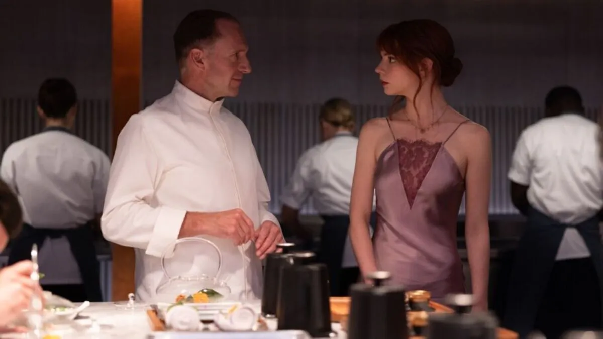 Ralph Fiennes und Anya Taylor-Joy in der Satire auf die feine Gourmet-Gesellschaft