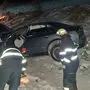 Der Pkw stürzte 100 Meter ab und wurde mit der Seilwinde geborgen