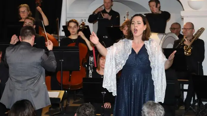 Jaroslava Pepper (Mezzosopran) sang aus der Ouvetrüre der Oper Carmen „Habanera“.